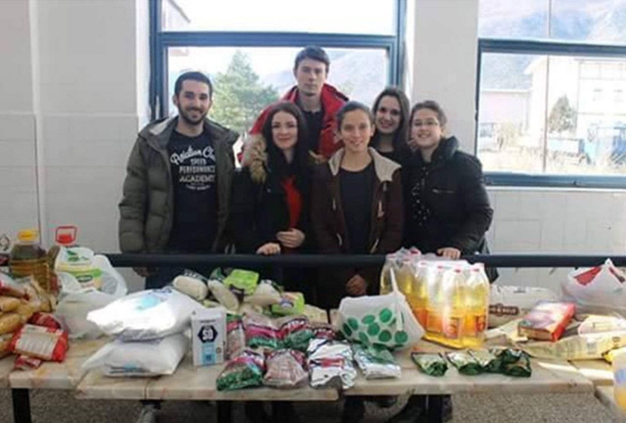 Učenici prikupljali hranu za korisnike Narodne kuhinje