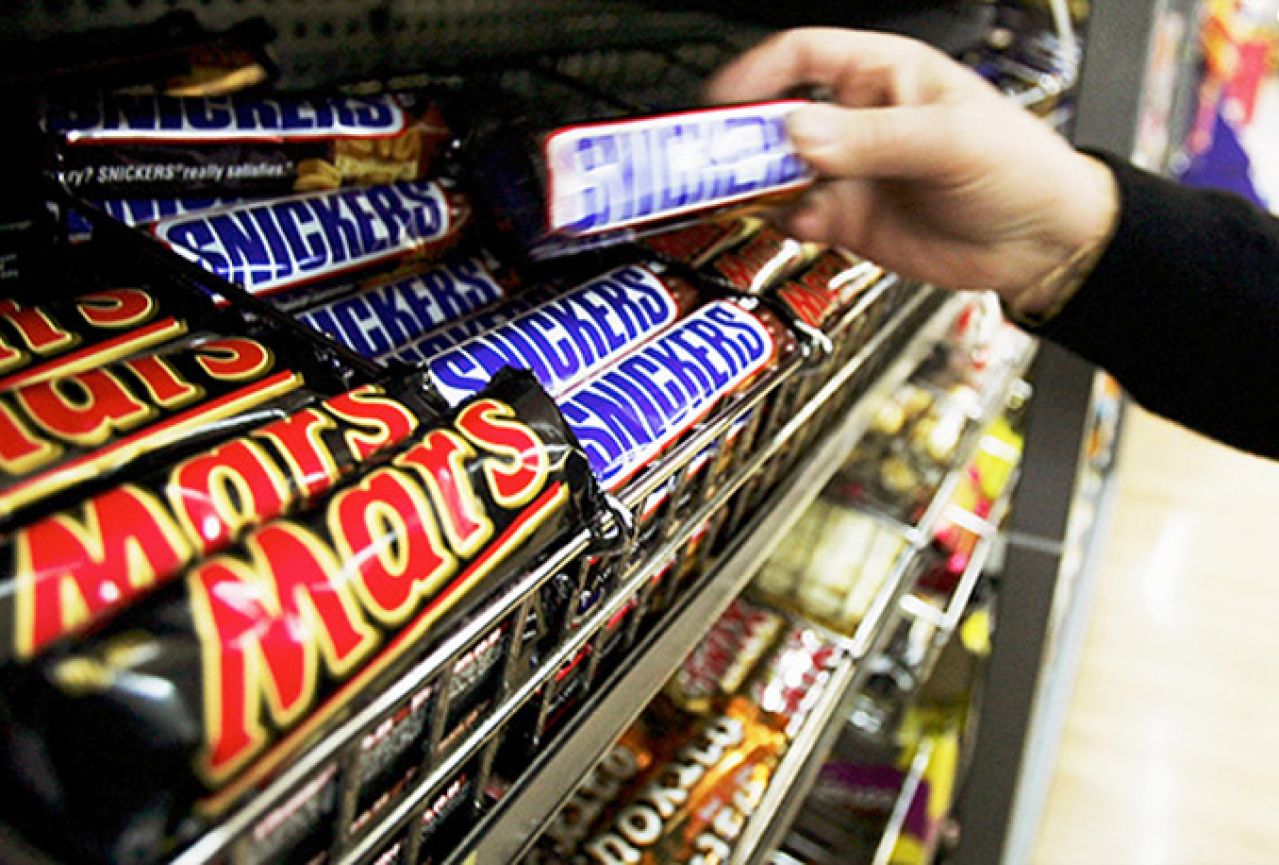Zbog plastike u sadržaju povlače se čokoladice Mars i Snickers