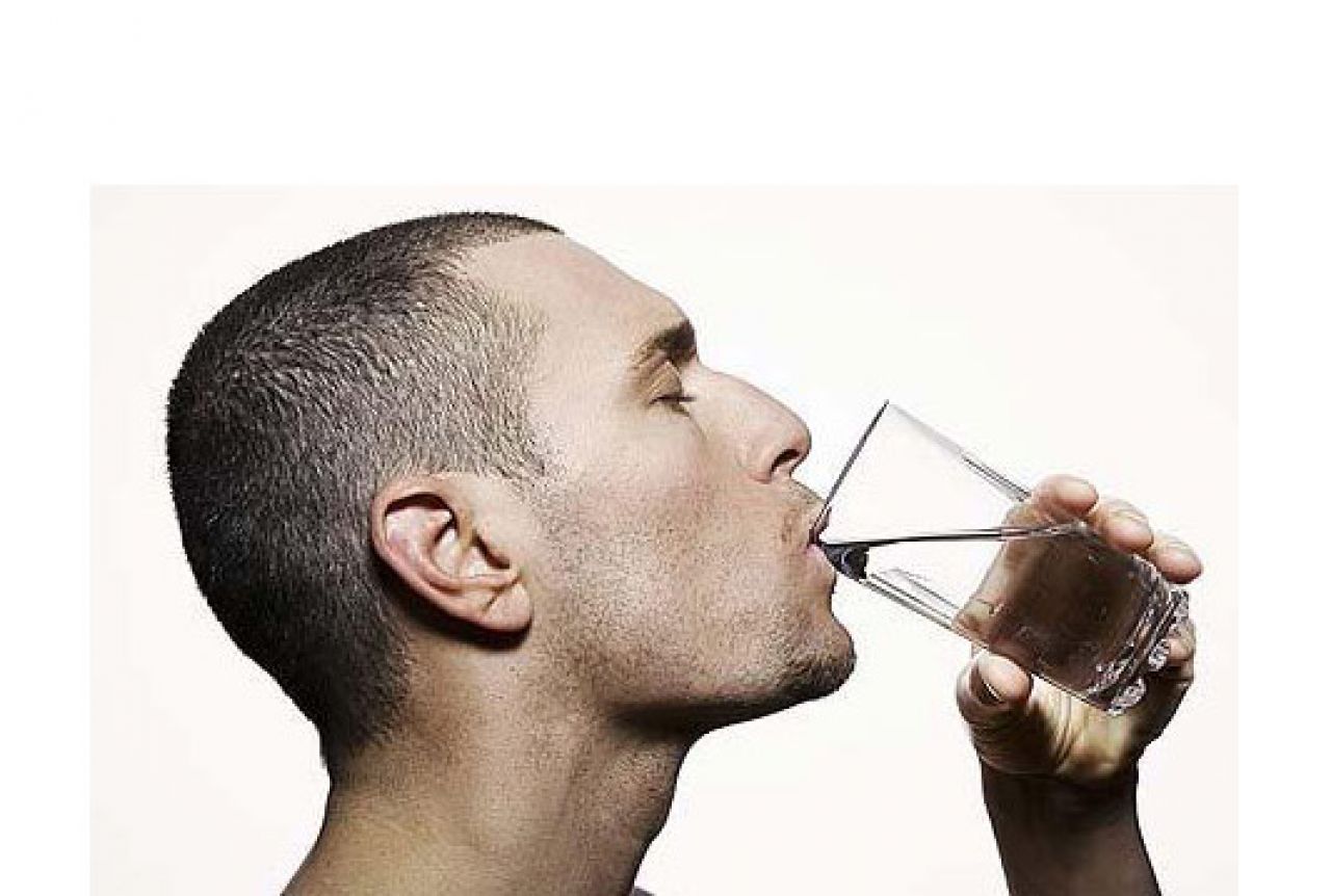 Zašto vodu ne biste smjeli piti tijekom jela?