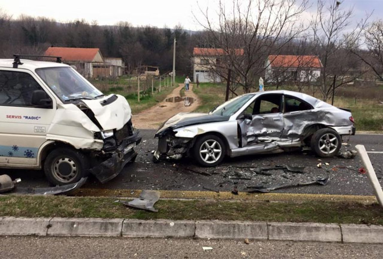 Ortiješ: Dvije osobe teško ozlijeđene u sudaru četiri vozila