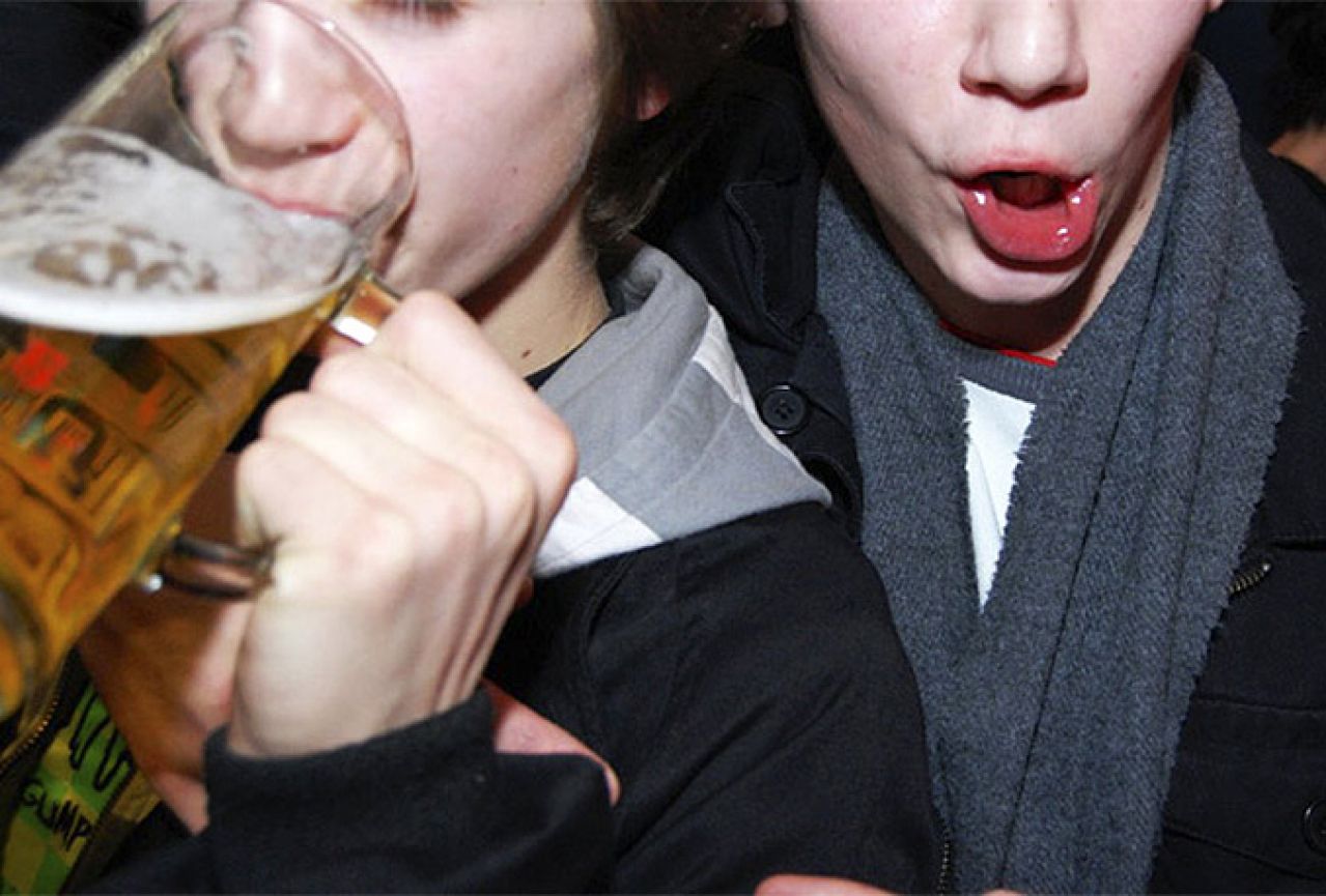 Evo koje su opasnosti povremenog opijanja kod mladih