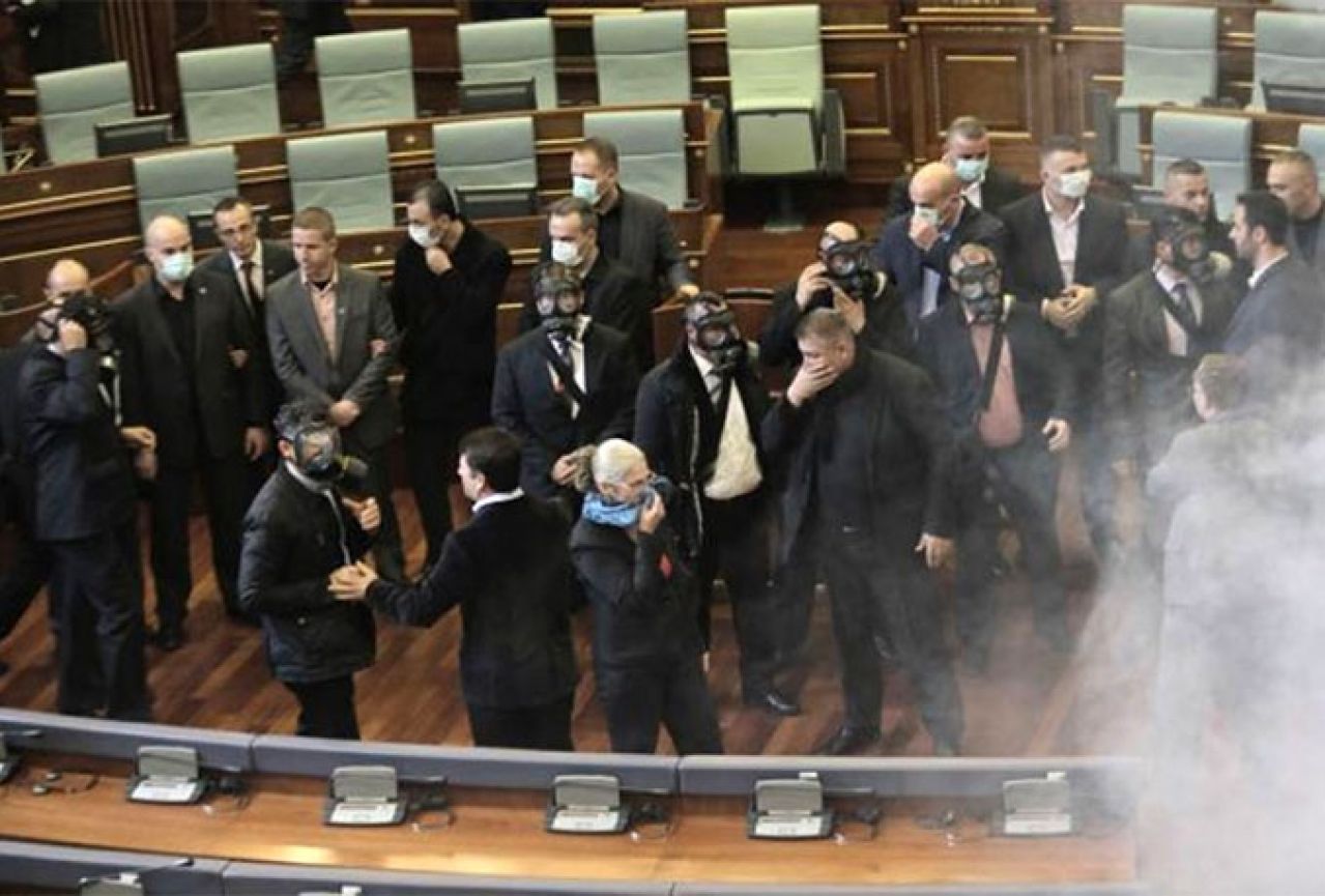 Da nije tužno, bilo bi smiješno: Opet suzavac u kosovskom parlamentu, neredi ispred parlamenta