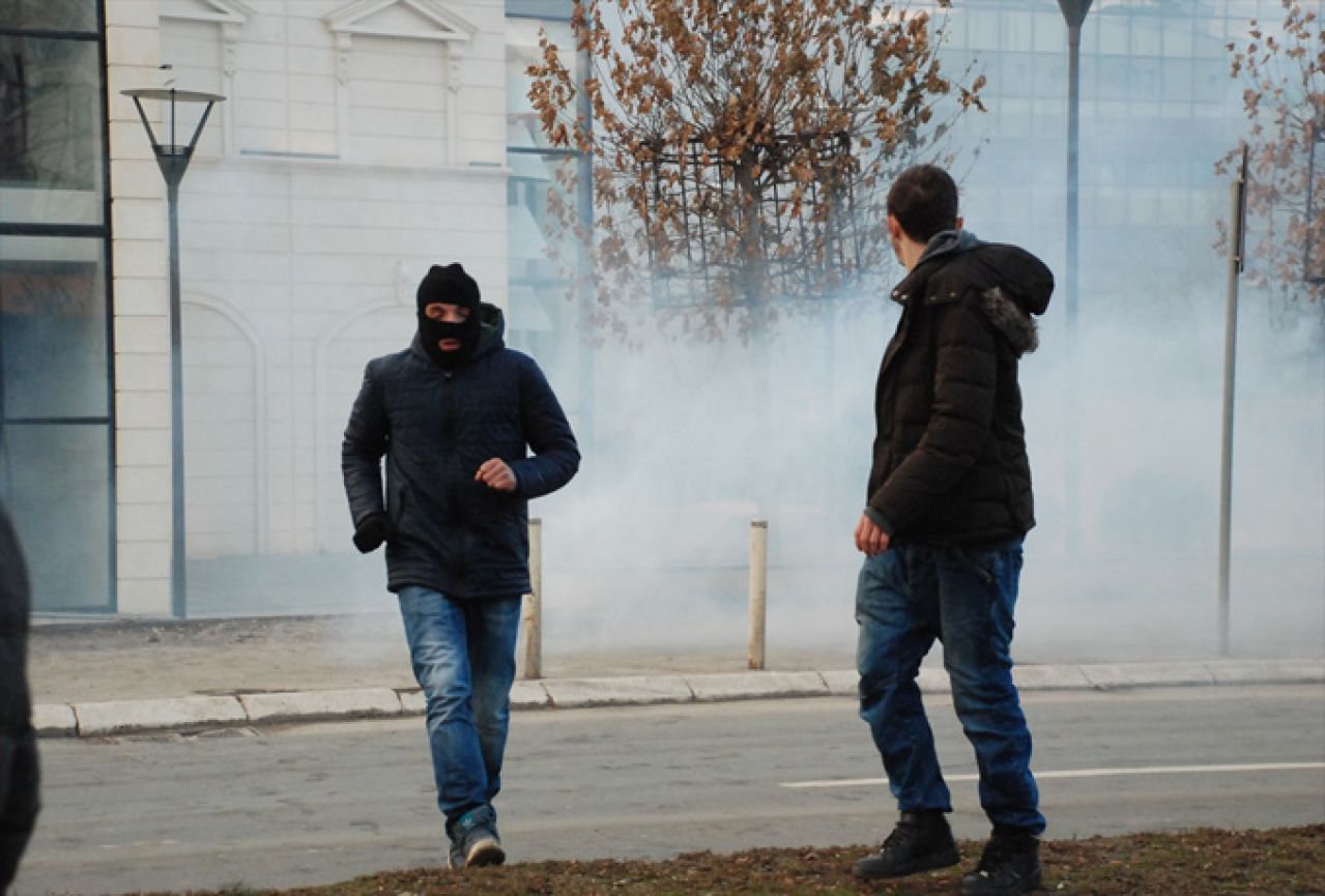 U Prištini ozlijeđen 21 policajac i jedan novinar