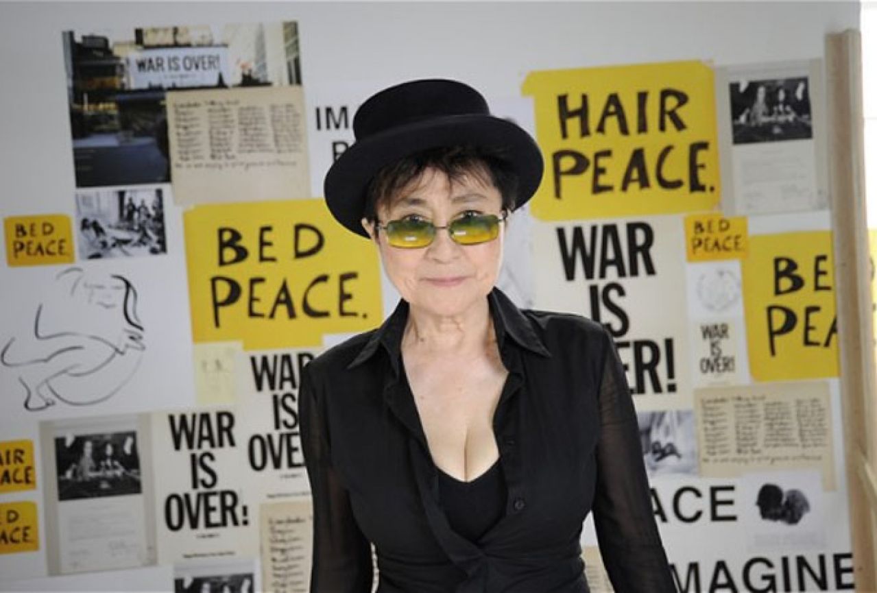 Hospitalizirana umjetnica Yoko Ono