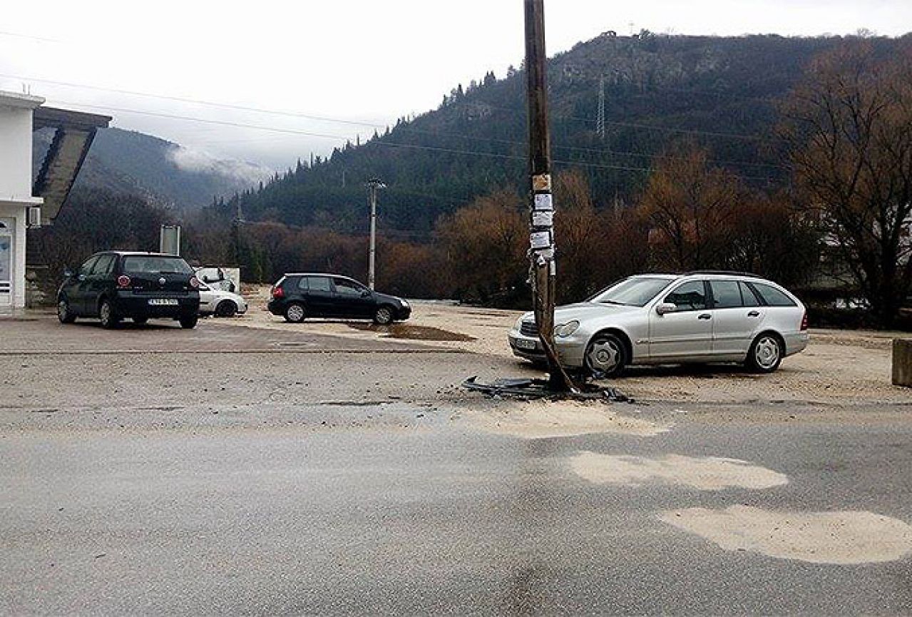 Široki Brijeg: Automobilom udario u rasvjetni stup, teško ozlijeđene dvije osobe 