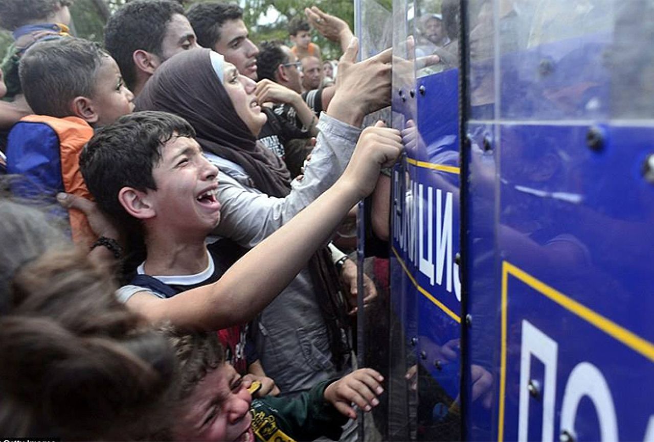 Na pomolu eskalacija: Tisuće migranata blokirano, Makedonija ih ne pušta preko granice