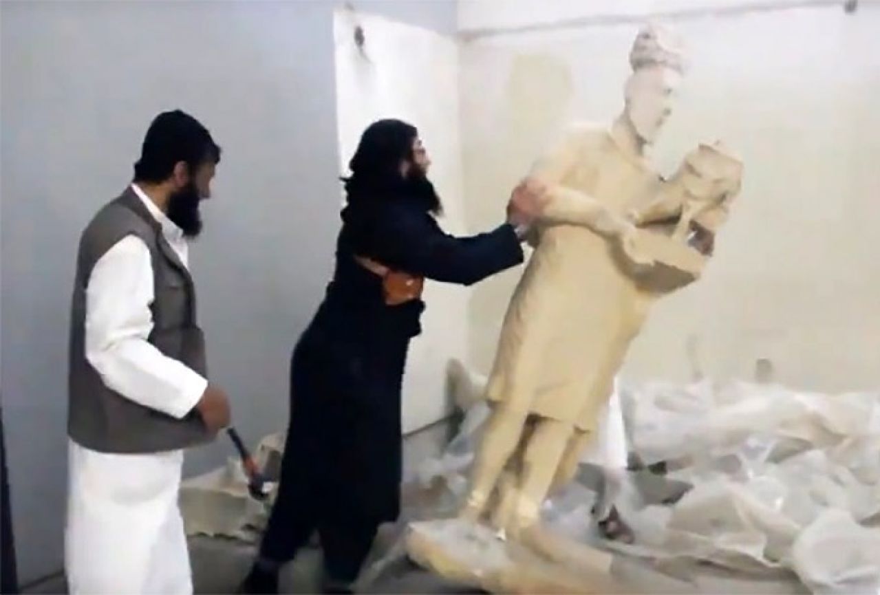 ISIL razbijao bezvrijedne kopije - originalni kipovi su u Bagdadu