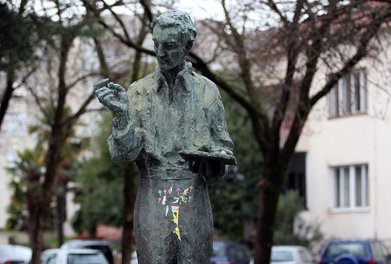 Čapljina: Spomenik slikaru Ivi Dulčiću obljepljen naljepnicama