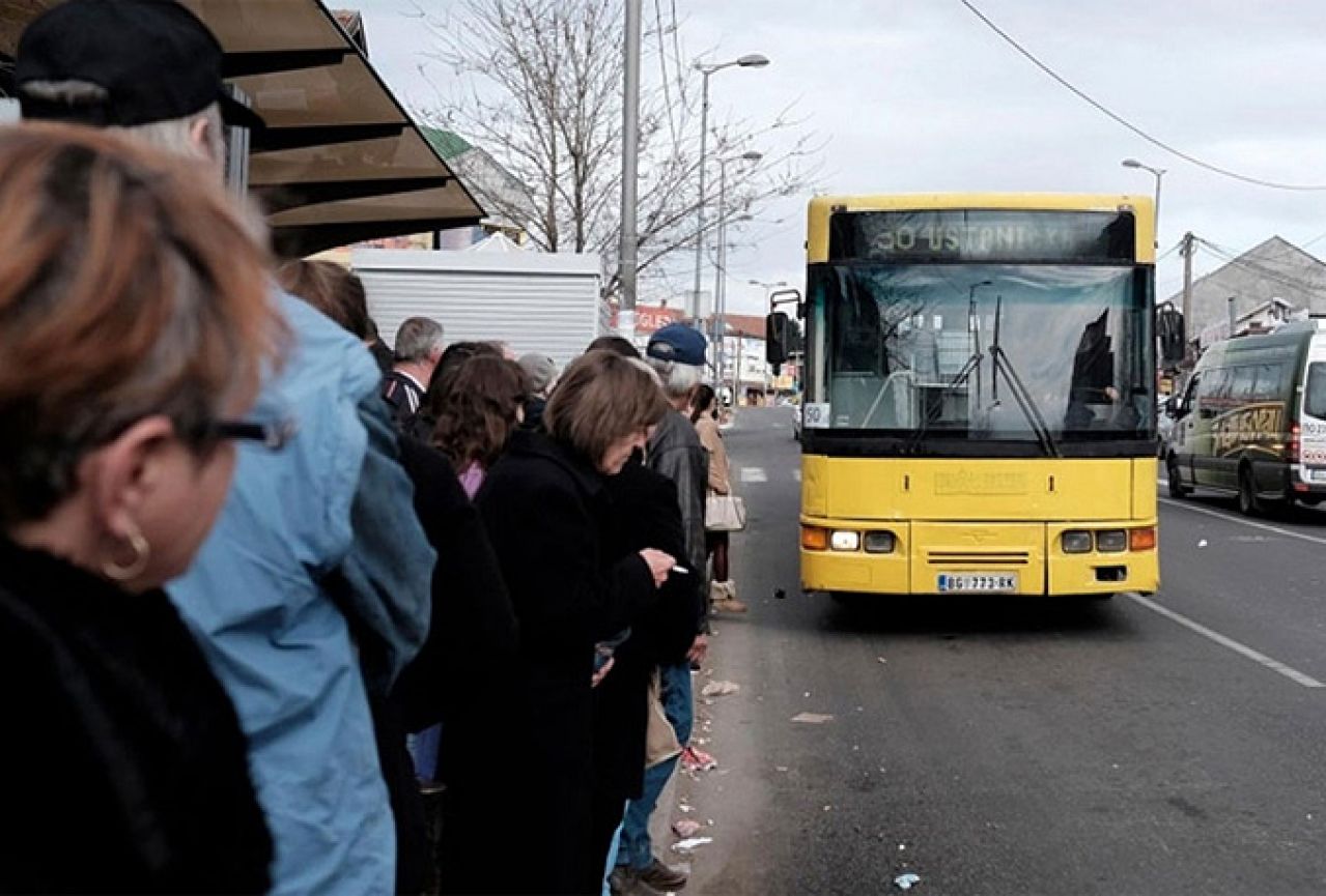 Srbija: Mahao sjekirom u autobusu i vikao ''Allahu Akbar''