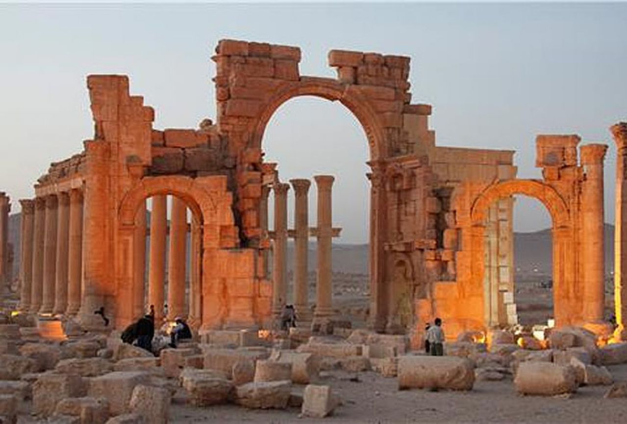 Militanti Islamske države raznijeli drevne rimske stupove u Palmiri