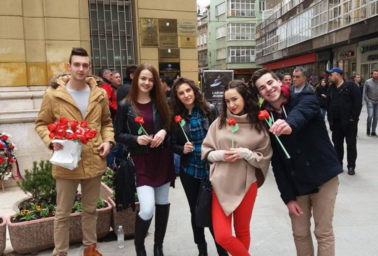 Kreativnost na bh. ulicama: Upoznajte mladiće koji žene 'kupuju' origami ružama