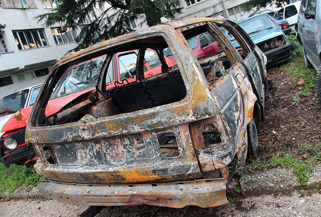 Mostar: Pronađen zapaljeni automobil koji je korišten u pljački pošte