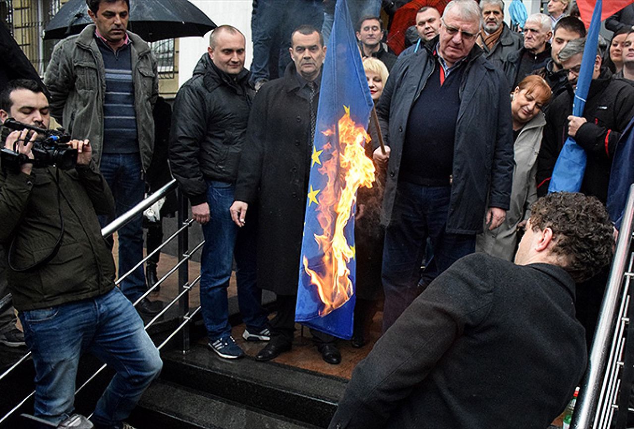 Šešelj zapalio zastave Europske unije i NATO-a