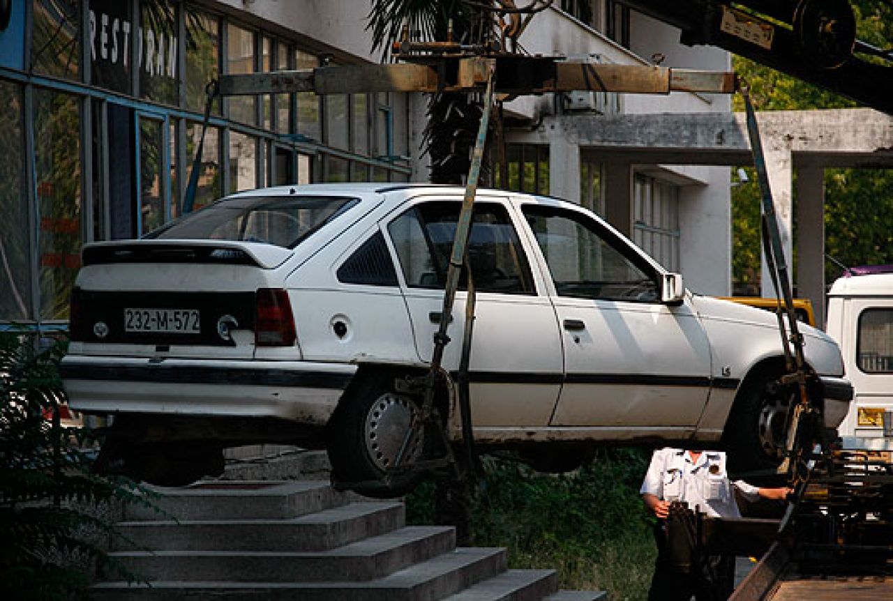 Pala 'mafija' u Mostaru: Dječaci ukrali dva automobila, pa ih zapalila