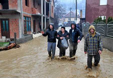 https://storage.bljesak.info/article/150932/450x310/srbija-poplave-evakuacija.jpg