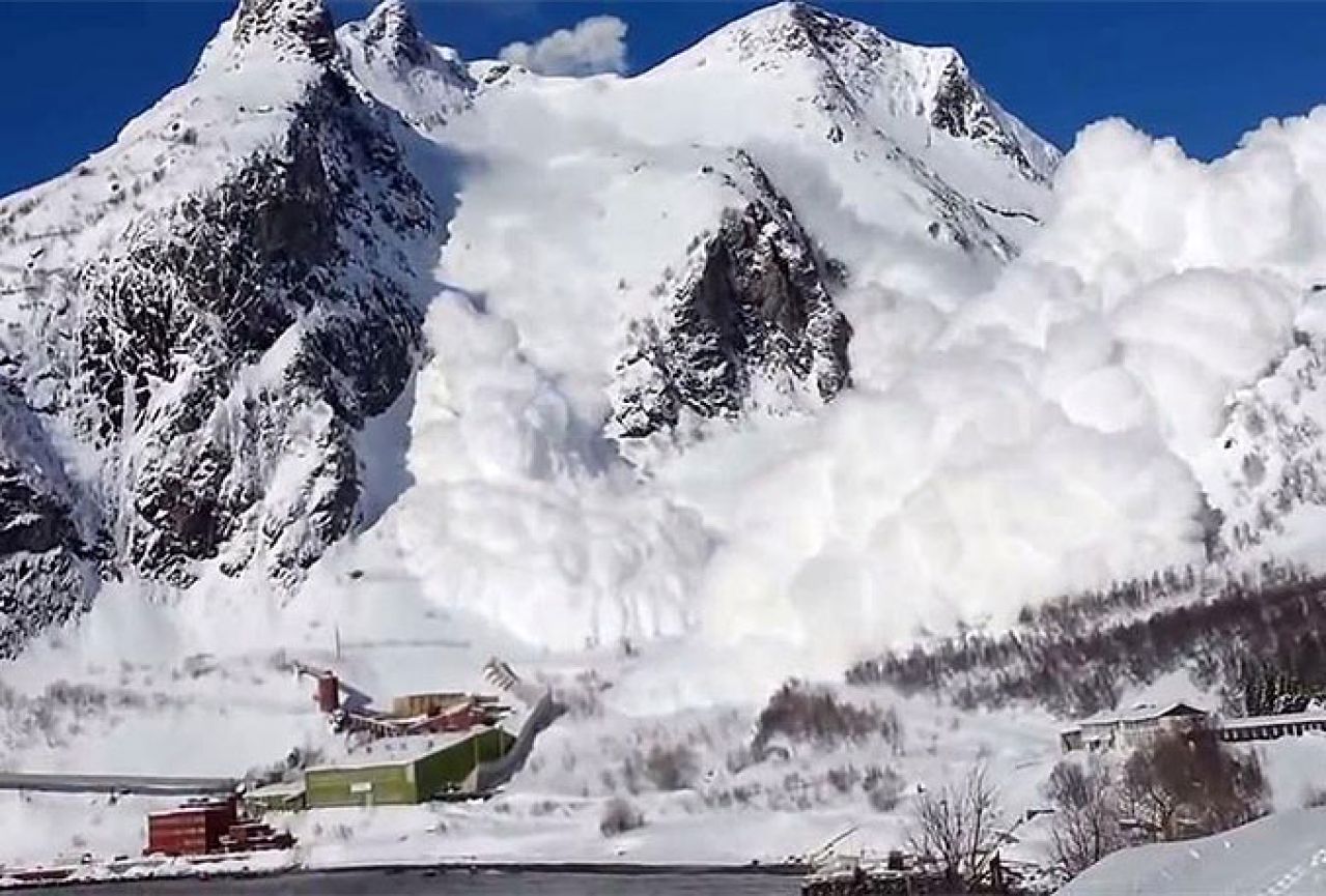 U lavini život izgubilo šest alpinista