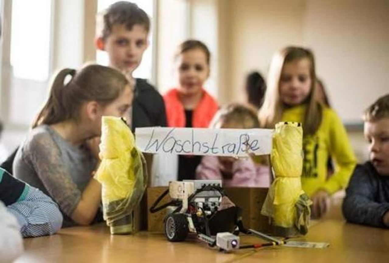 Djeca u Njemačkoj napravila robota koji čisti pseću 'kakicu'
