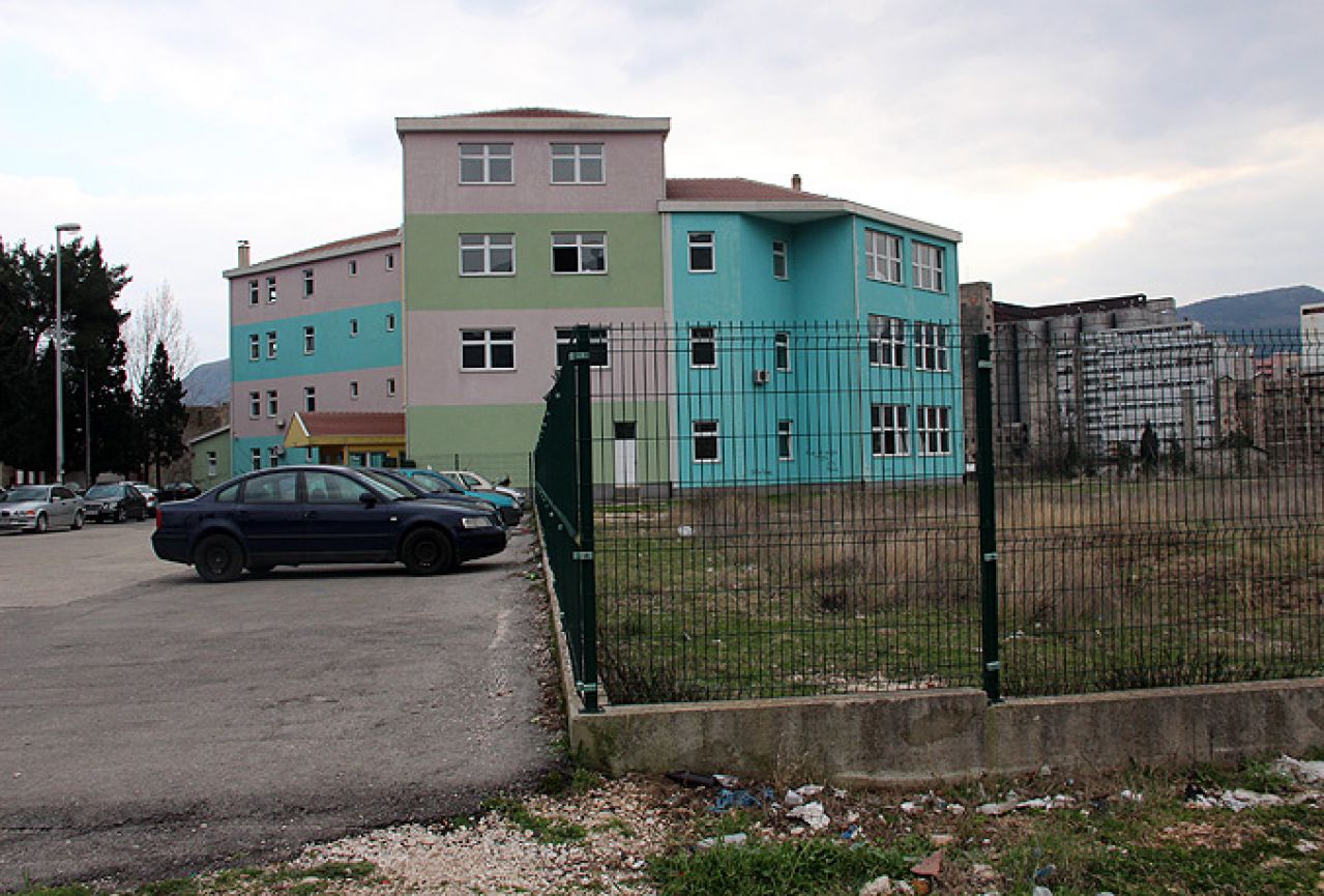 Mostar: Lopovi ostavili školu bez ograde