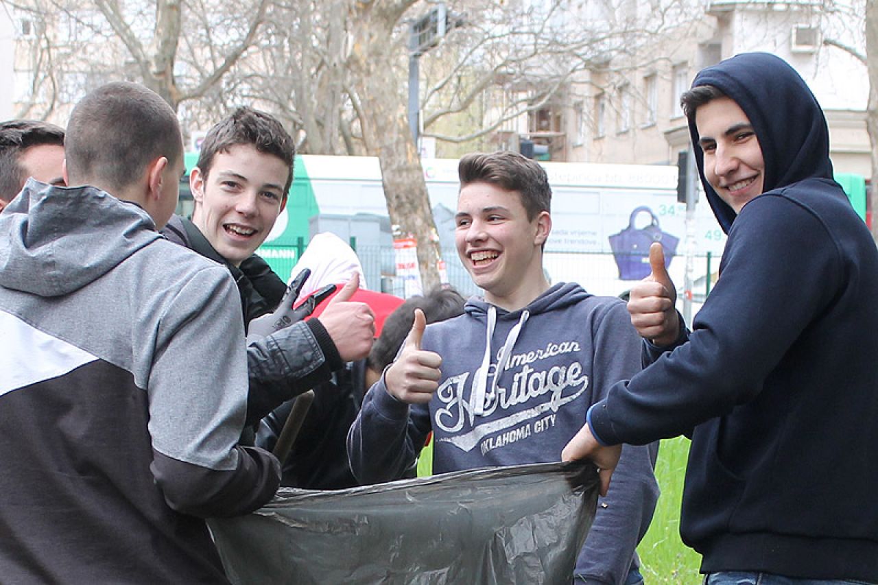 Učenici Građevinske škole uređivali dvorište za natječaj Grada Mostara