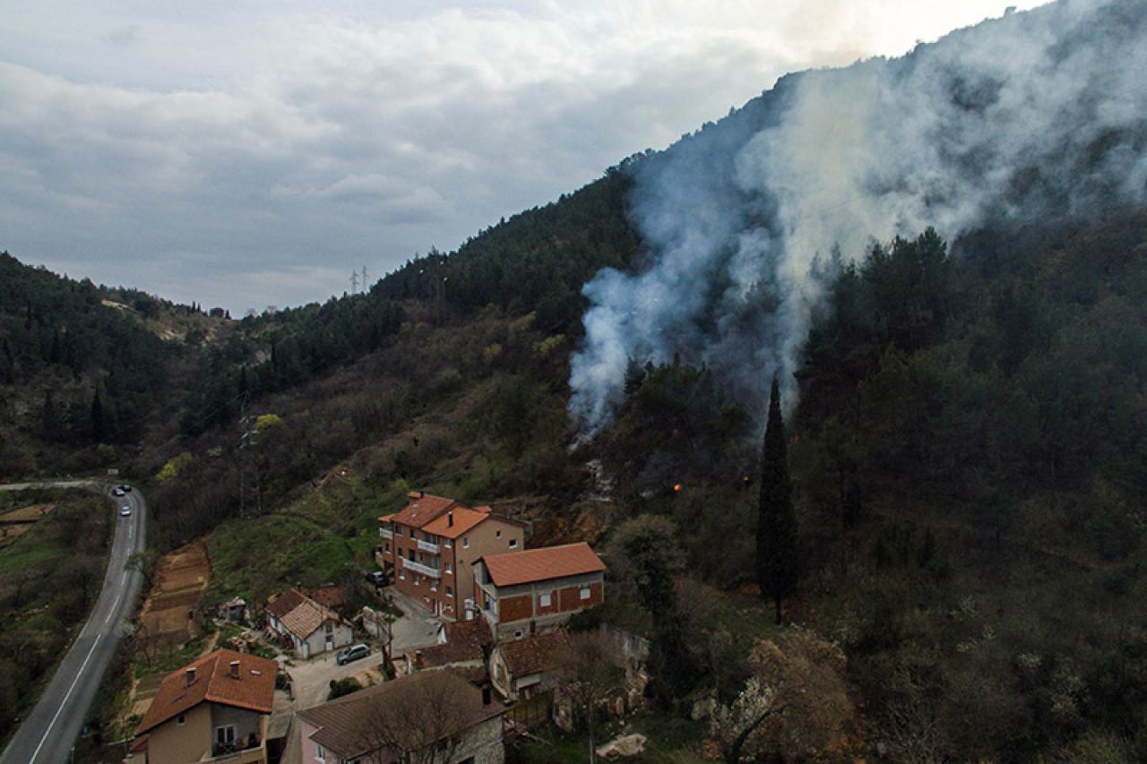 Mostar: Vatrogasci spriječili širenje požara prema kućama