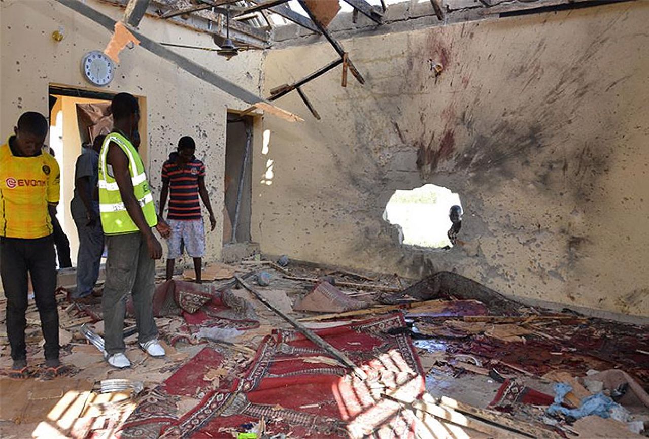 Dvije žene se raznijele u džamiji, poginule 22 osobe