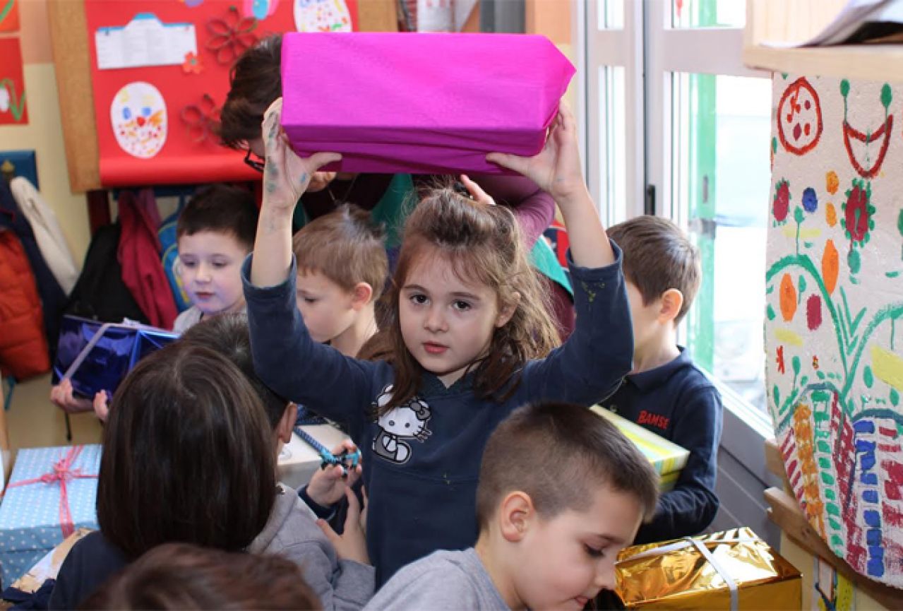 Želimo biti prijatelji!: Djeca vrtića 'Zvončić' darivala djecu 'Minoresa'