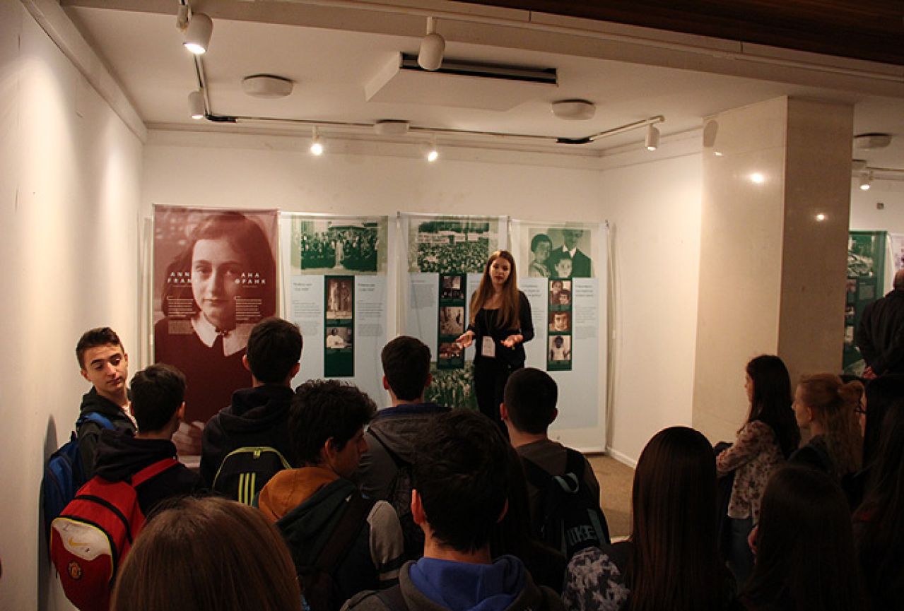 Spektakularna izložba o Anni Frank otvorena u Mostaru