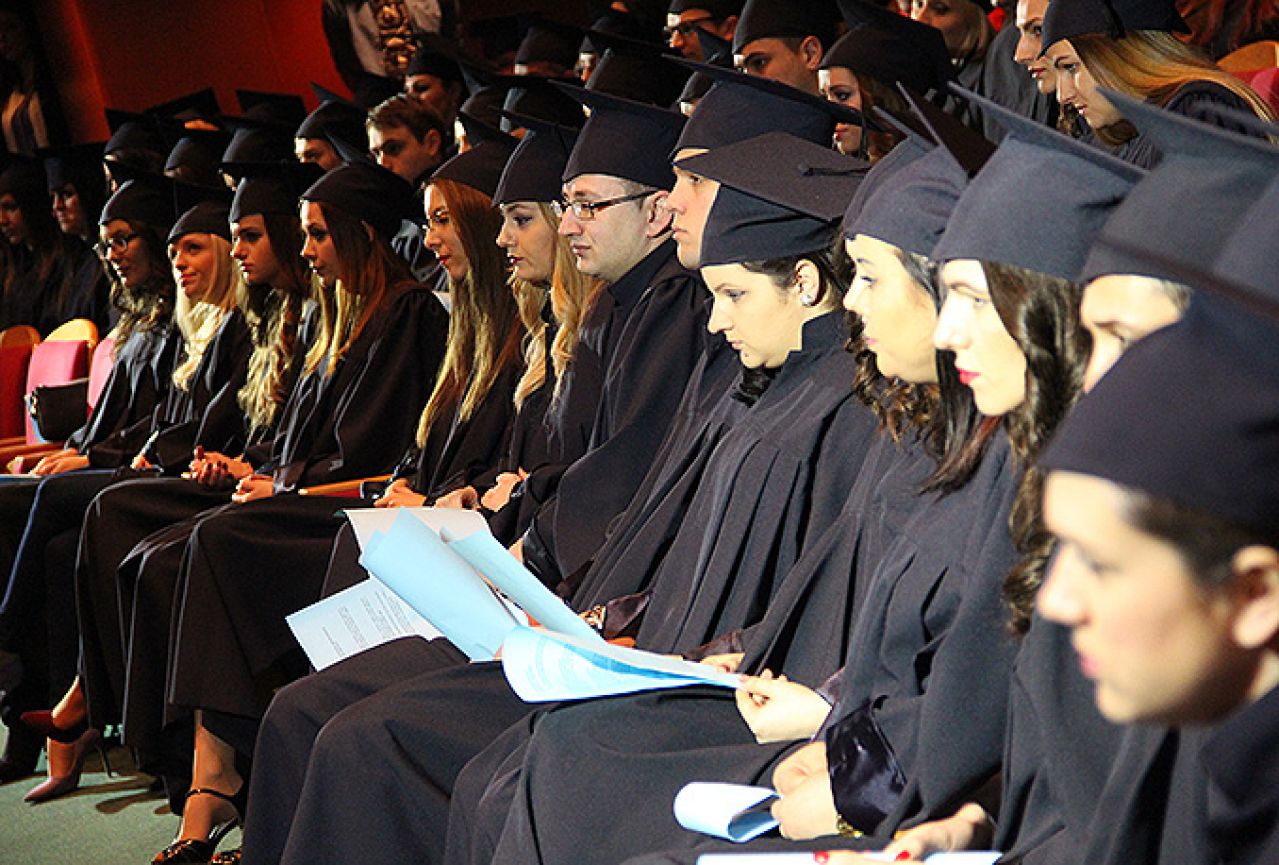 Filozofski fakultet: Svečano promovirano 219 diplomanata 