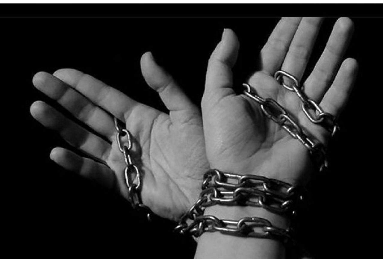 Četiri žene držao zatočene vezao ih lancima i primoravao na prostituciju