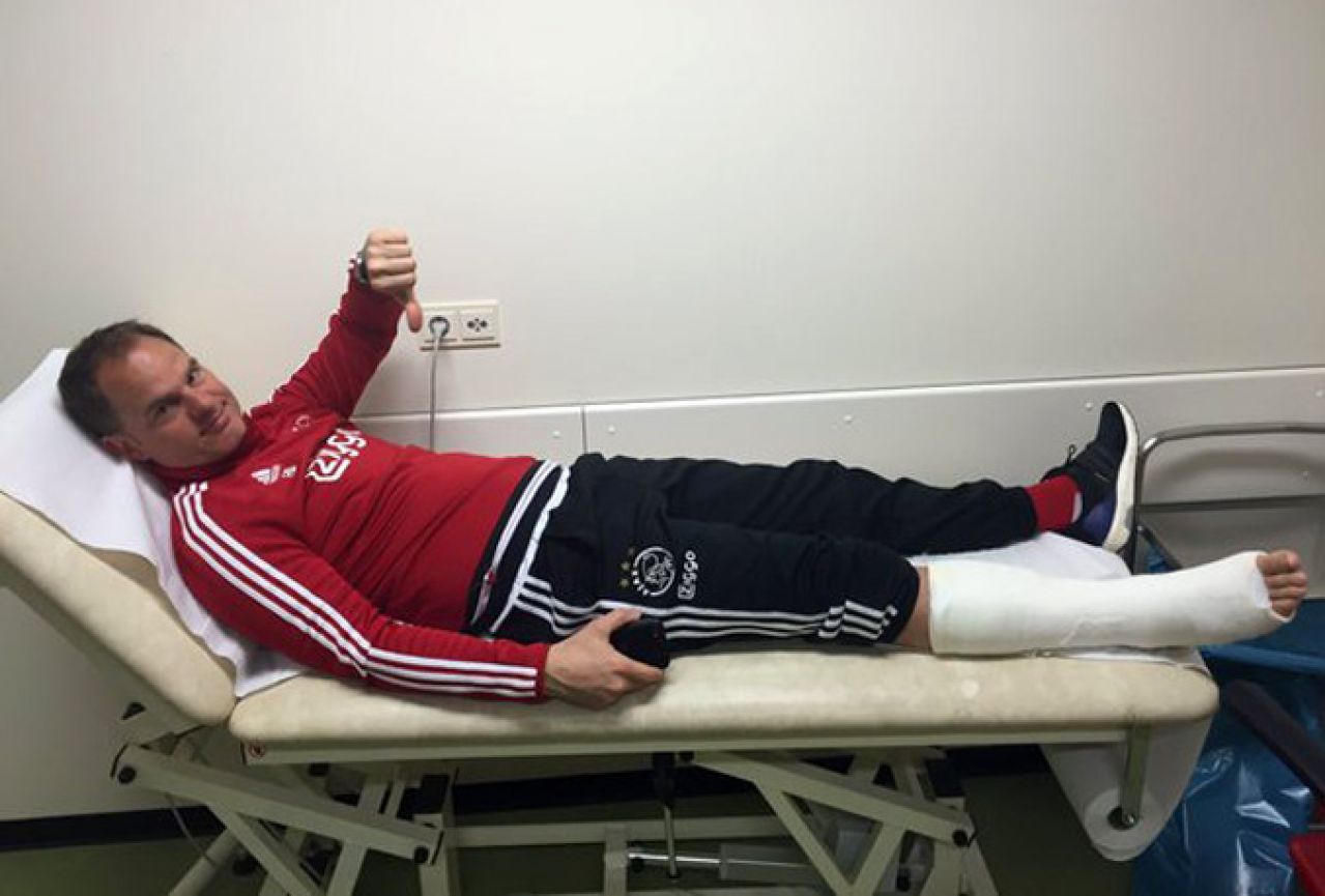 (VIDEO) Trener Ajaxa teško se ozlijedio na treningu
