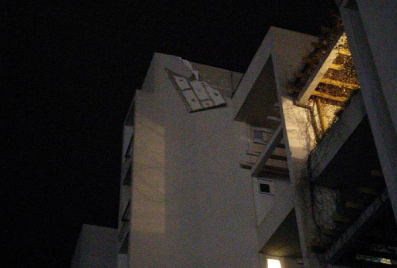 Čuvajte glavu: Visi fasada sa zgrade u Mostaru