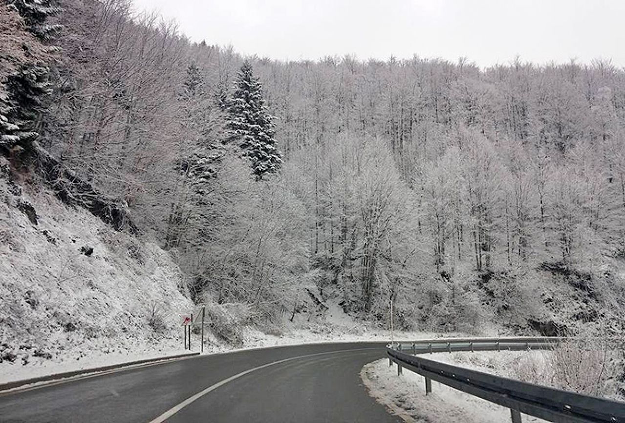 Vozači oprez: Na cestama u BIH vladaju zimski uvjeti