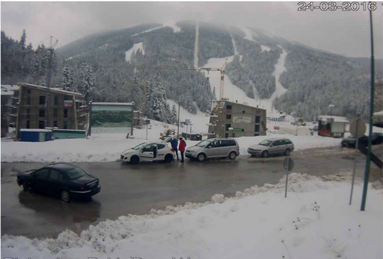 Na olimpijskim planinama pada snijeg, na Bjelašnici u funkciji ski liftovi