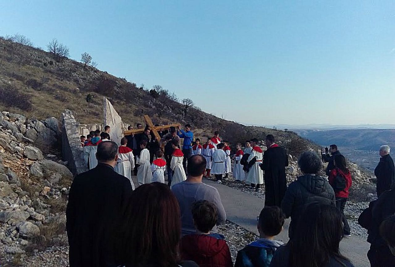 Veliki broj vjernika na molitvenom i procesijskom hodočašću na brdo Hum