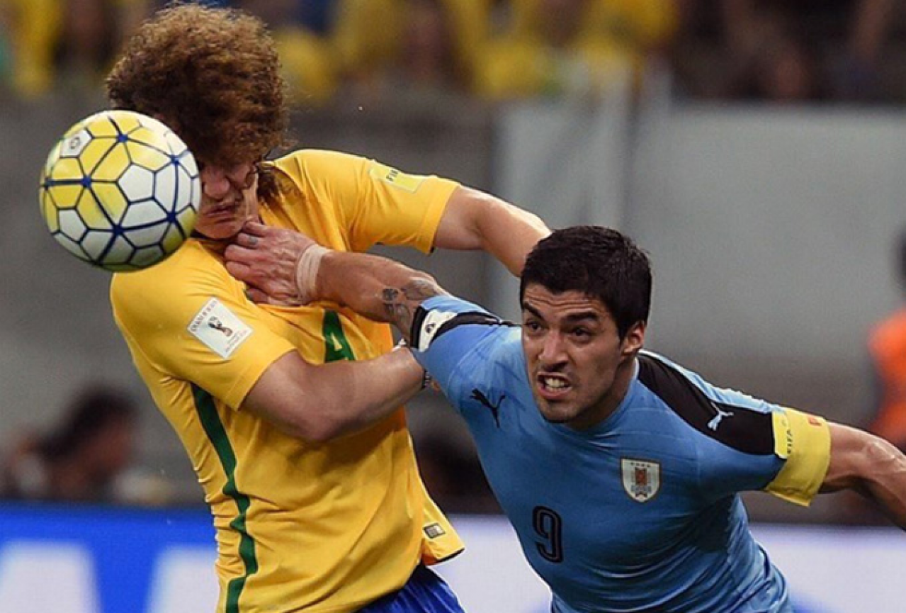 Suarez šokirao Brazil, navijači ismijavaju Davida Luiza