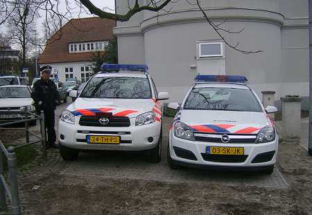 https://storage.bljesak.info/article/152627/450x310/nizozemska-policija-auti.jpg