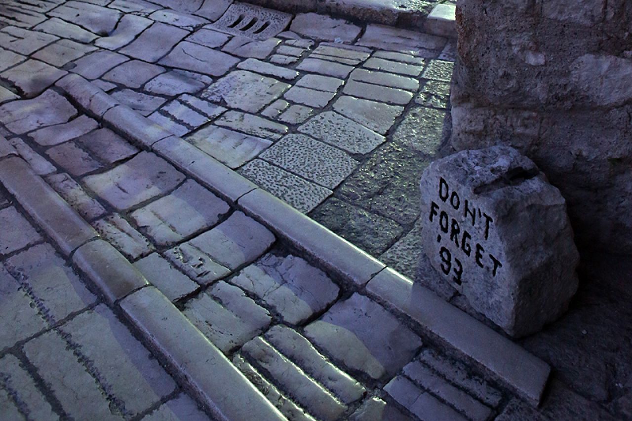 Kamen sa natpisom 'Don't Forget '93' vandali bacili u Neretvu