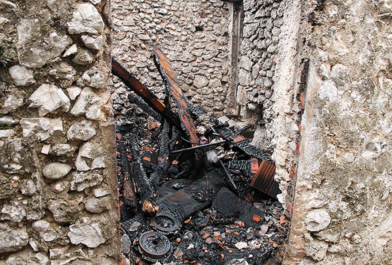 Mostar: Požar u šupi na Carini