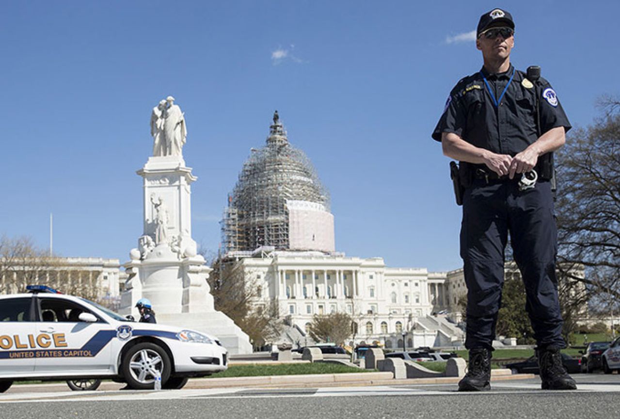 Nova uzbuna zbog sumnjivog paketa u Capitolu