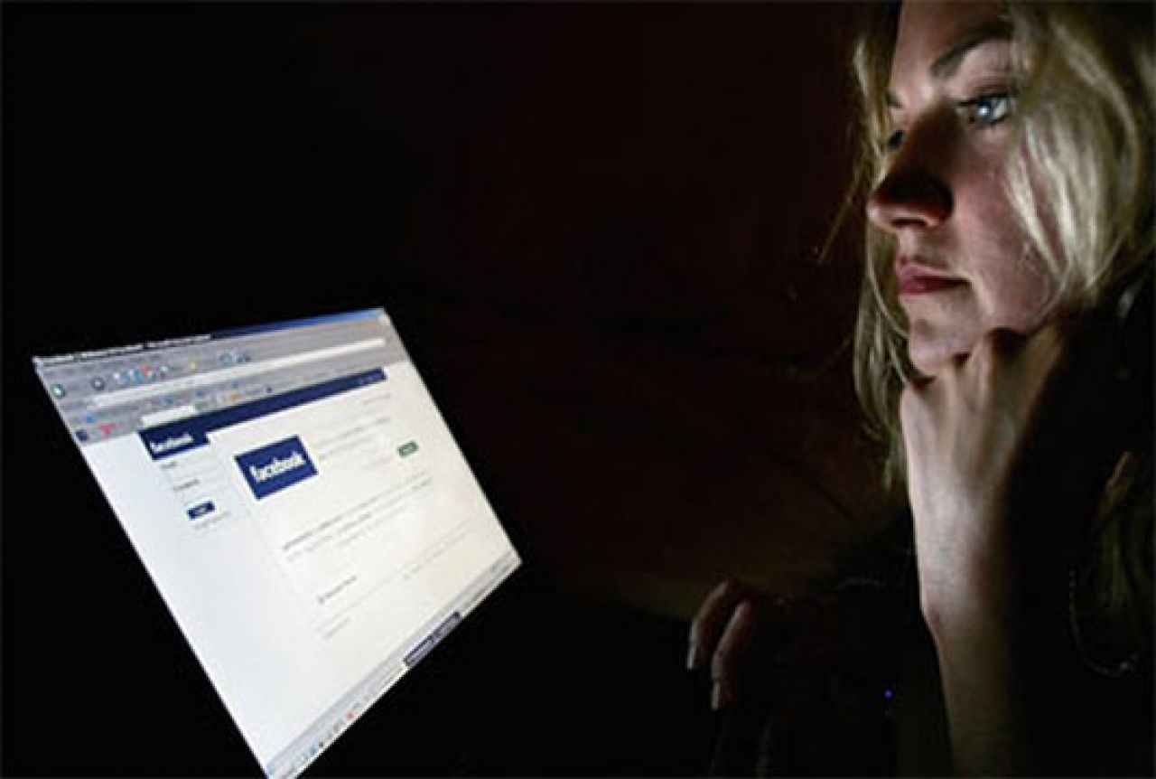 Napravila 200 lažnih profila sugrađanke na Facebooku pa zaradila kaznenu prijavu