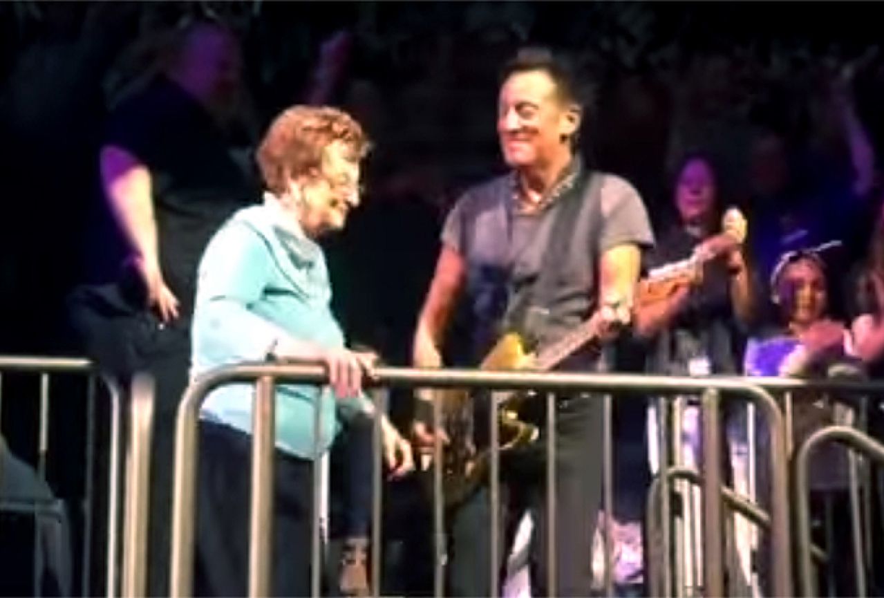 Springsteen na koncertu zaplesao s majkom