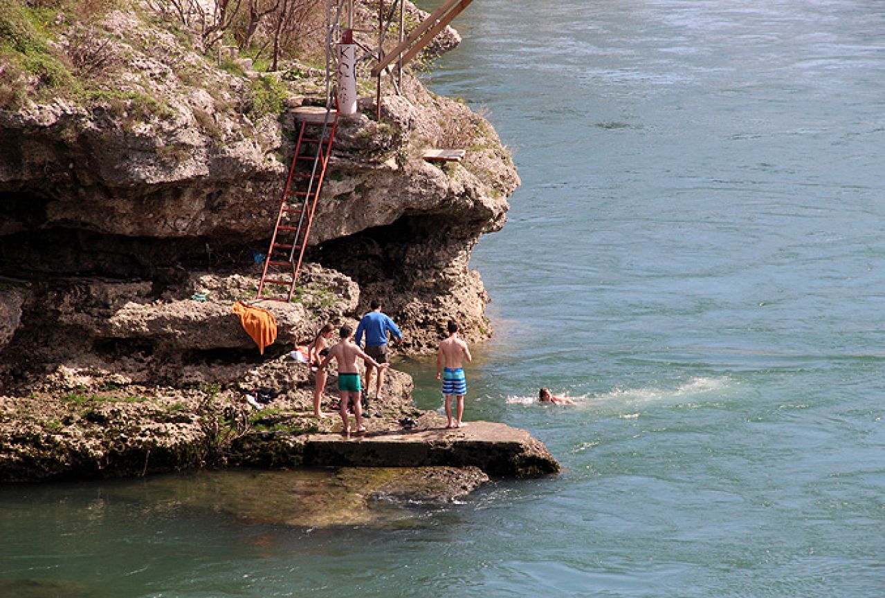 Hrabri kupači otvorili sezonu kupanja u Neretvi