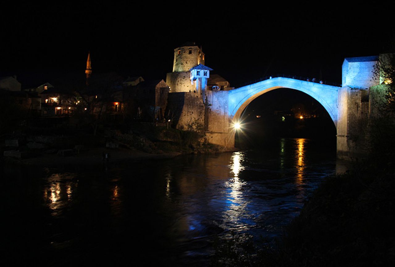 Stari most u plavoj boji