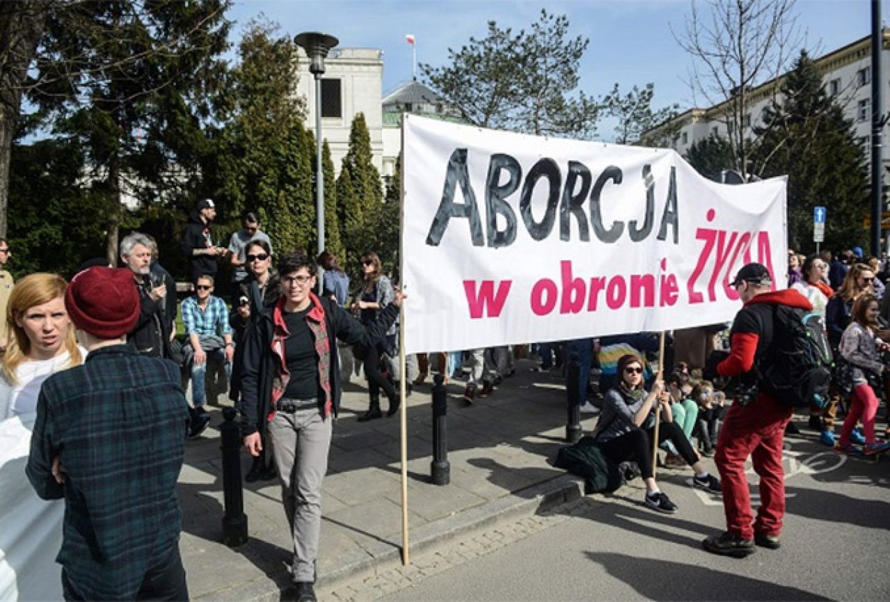 Tisuće Poljaka prosvjedovalo protiv zabrane pobačaja