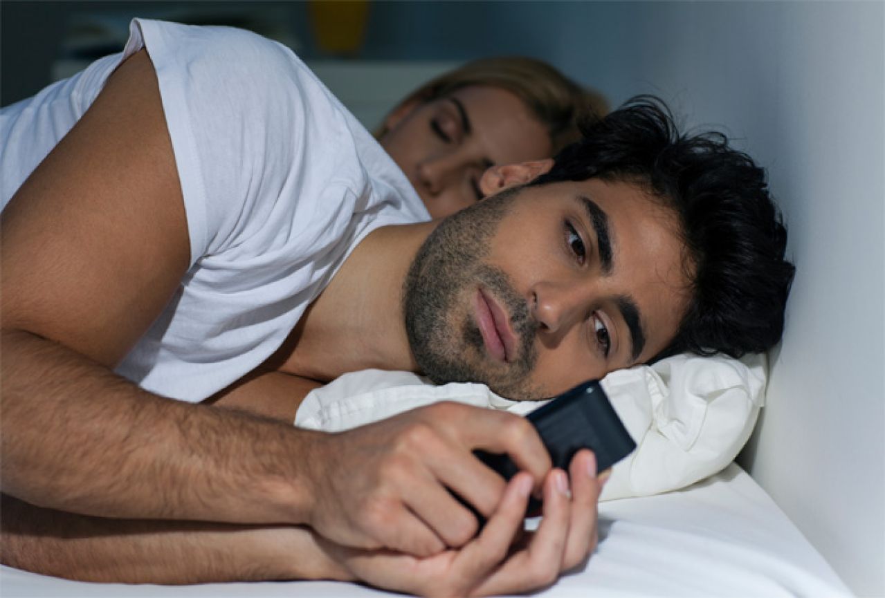 Loše spavate? Okrivite Facebook i Twitter