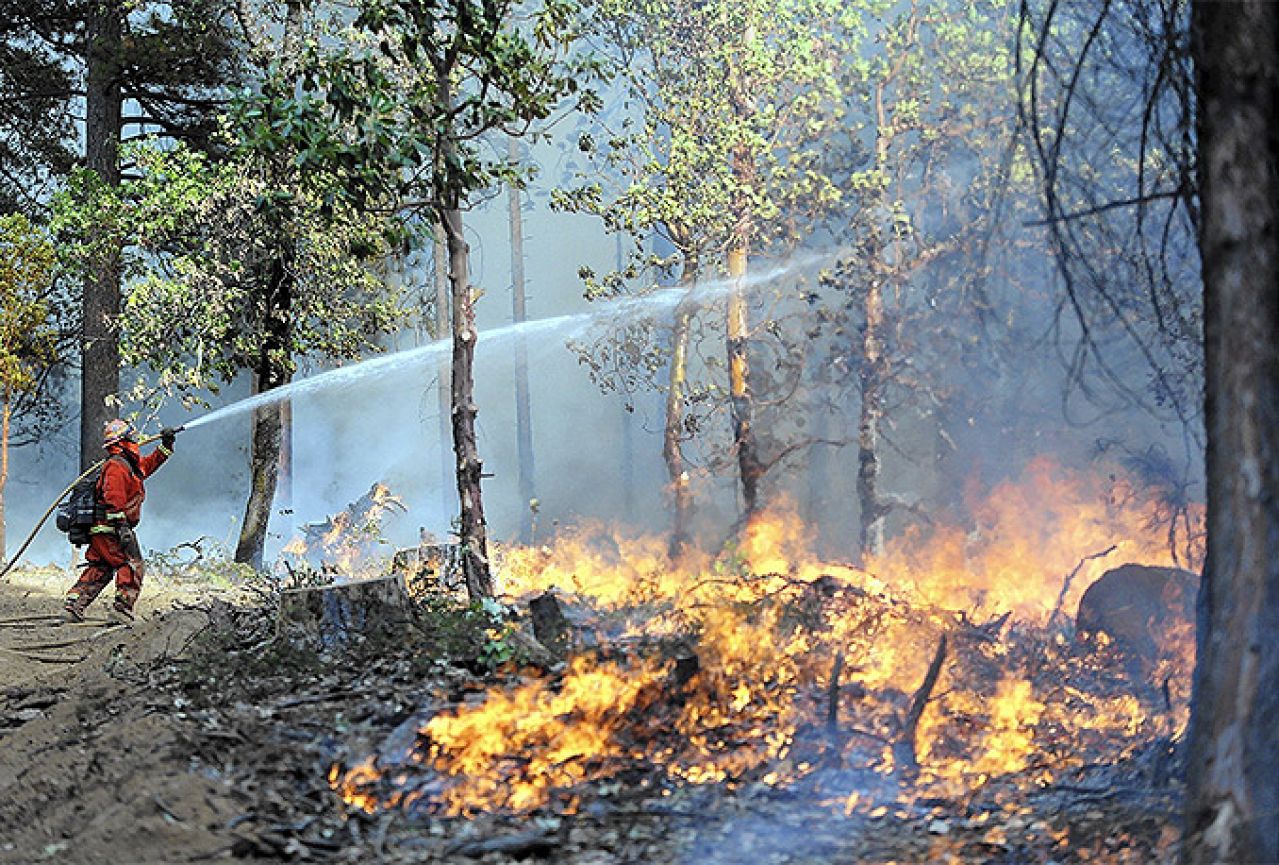 Vatrogasci nastavljaju gasiti požar u mjestu Glogošnica