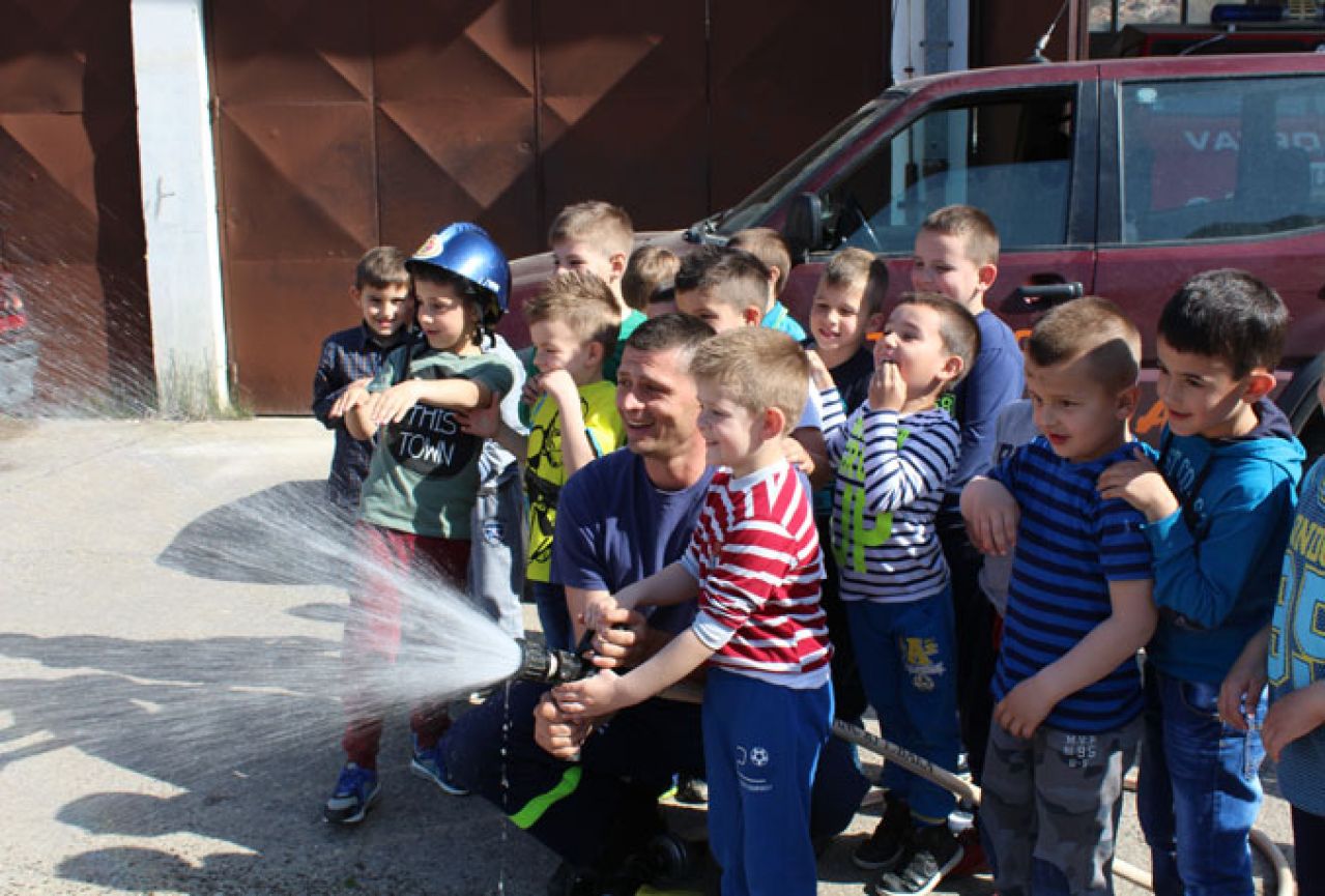 Čapljinski mališani sa vatrogascima učili o zaštiti od požara