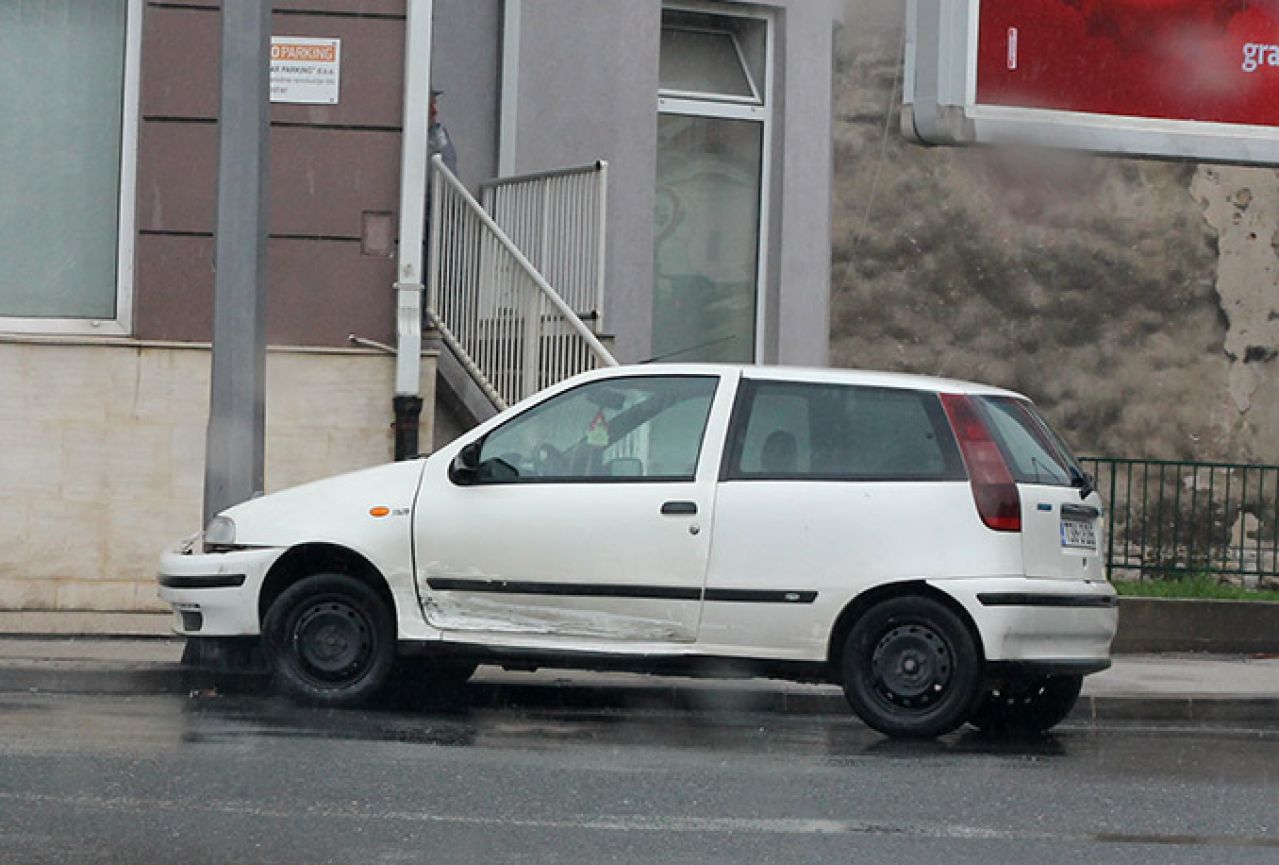 Prometna nesreća na mostarkom Bulevaru: Sudarili se Passat i Fiat