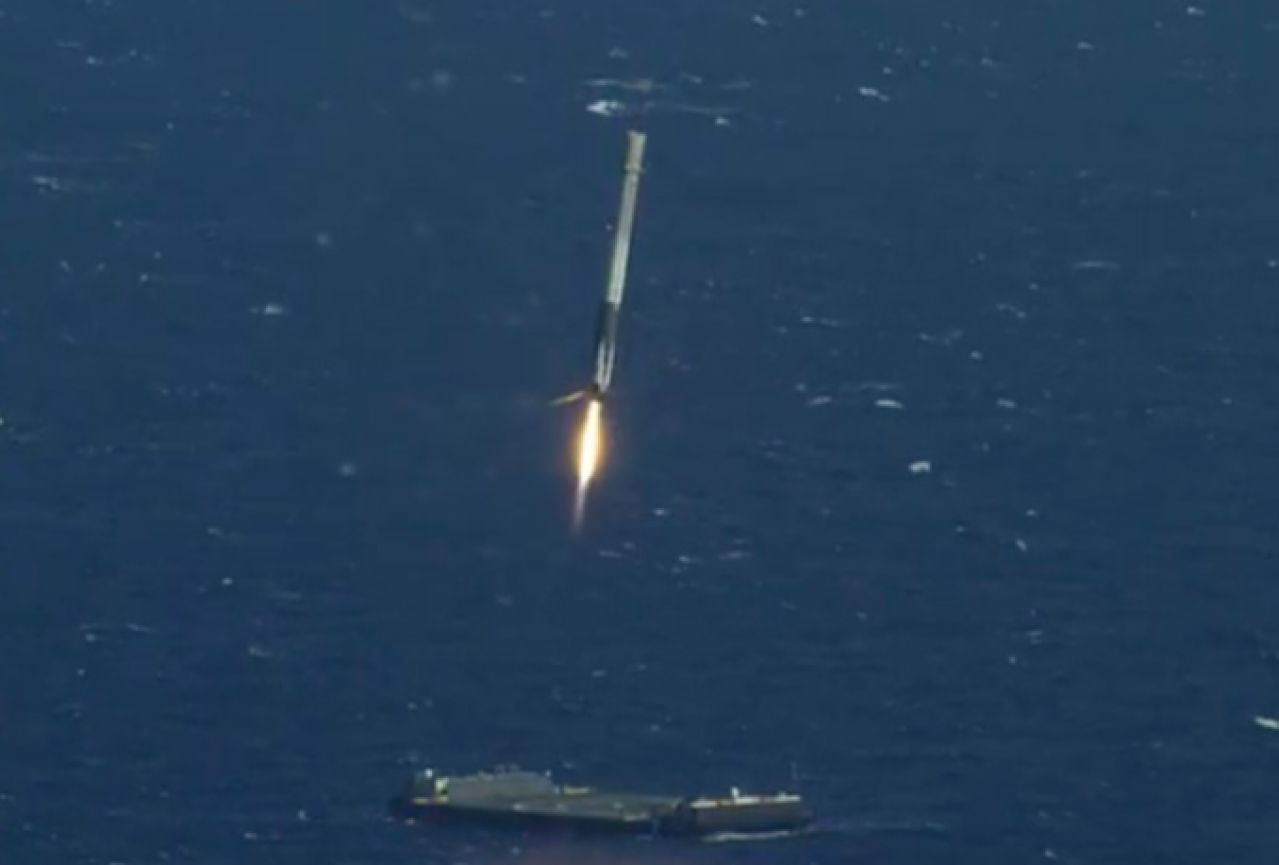 Musk ušao u povijest: SpaceX raketa spuštena na oceansku platformu
