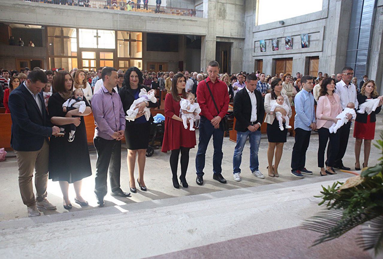 Mostar: U nedjelju na istoj misi kršteno šestero djece